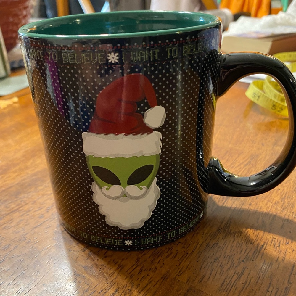 Silver buffalo Alien Santa 20 oz Mug I want to believe. X-Files.